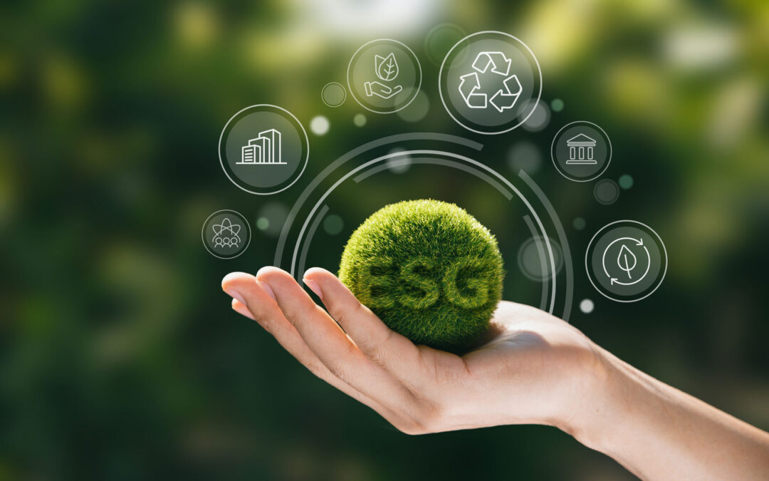 Mano sosteniendo un mundo de musgo con las siglas ESG e iconos de reciclaje y sostenibilidad para pymes.